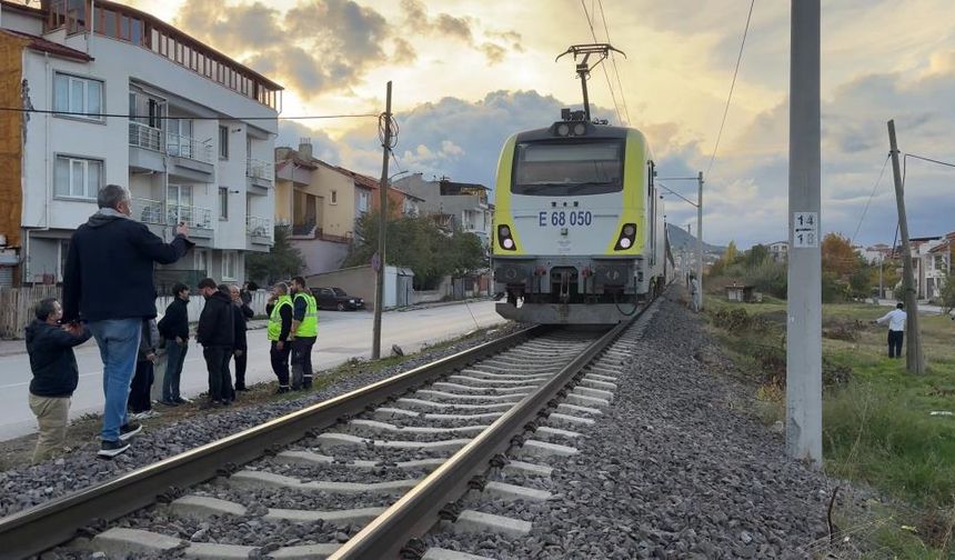 Kütahya'da Tren Kazası: Bir Genç Hayatını Kaybetti