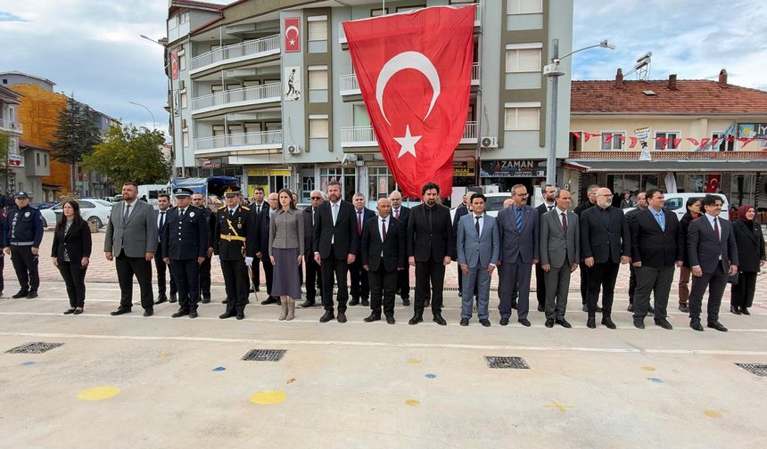 Sivaslı'da Cumhuriyet Bayramı Coşkusu Çelenk Töreniyle Başladı