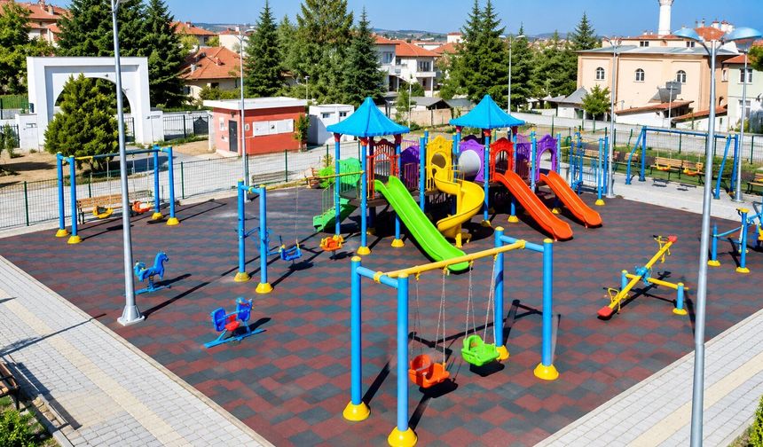 Sivaslı’da Fatih Parkı Yenilendi: Çocuklar İçin Daha Güvenli Hale Getirildi