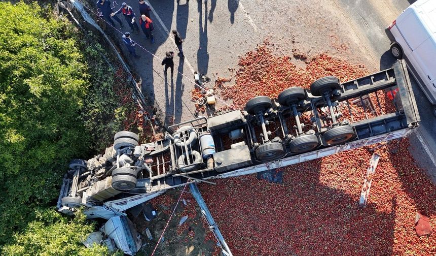Uşak’ta Tır Devrildi Sürücüsü Hayatını Kaybetti