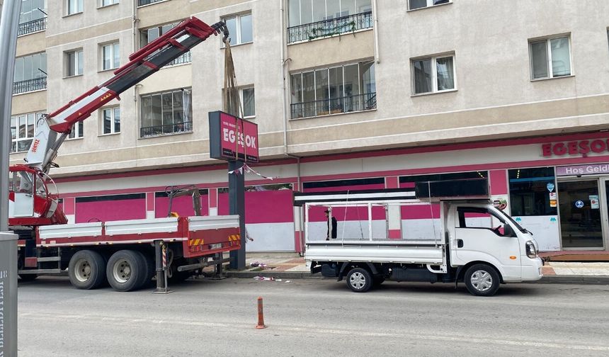 Uşak’ta Kaldırımlardaki Totemler Kaldırılıyor