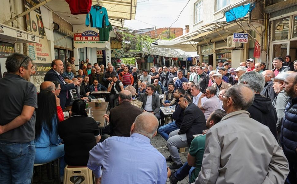 Uşak Belediye Başkanı Özkan Yalım ayakkabıcılar çarşısında kahvaltı etti