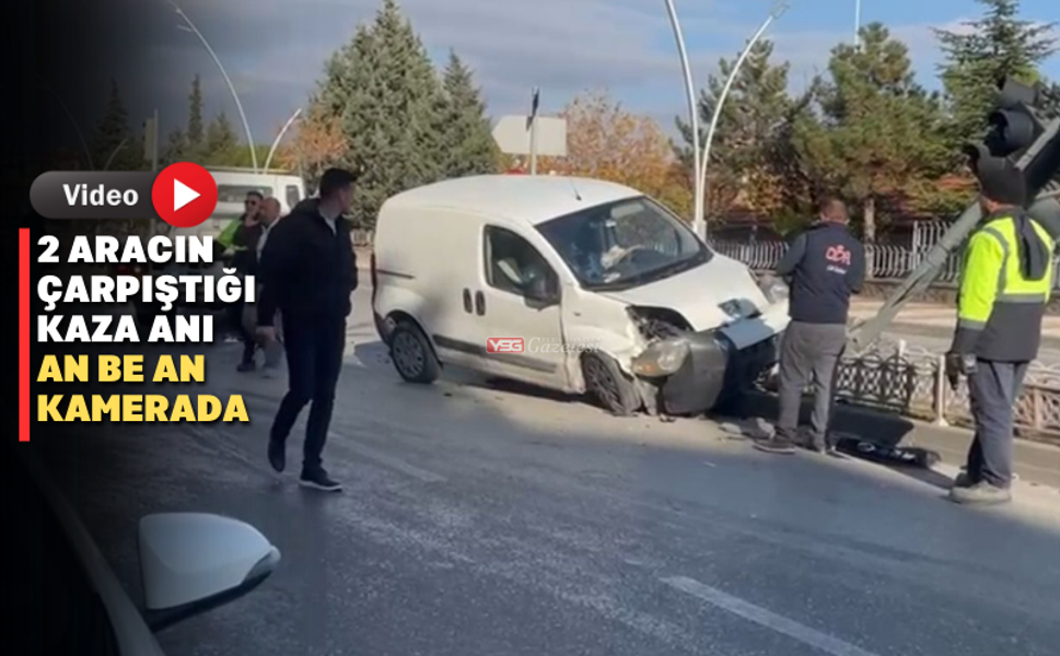 Uşak’ta 2 aracın çarpıştığı anlar kameraya yansıdı