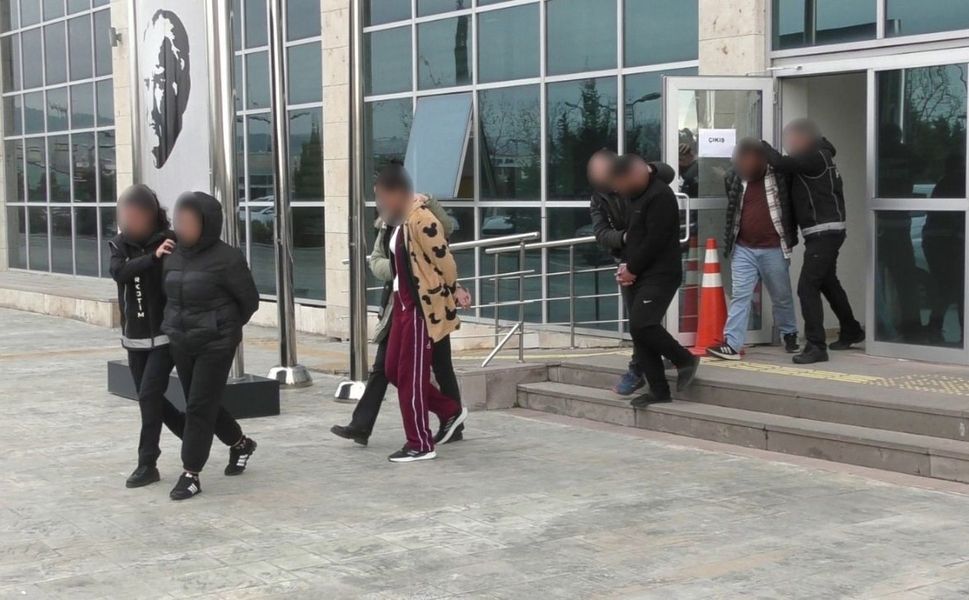 Uşak’ta yasaklı madde ticareti yapan 1’si kadın 4 kişi yakalandı