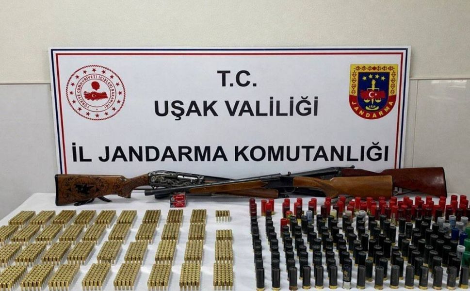 Uşak’ın Banaz ilçesinde jandarmadan 2 ayrı silah operasyonu