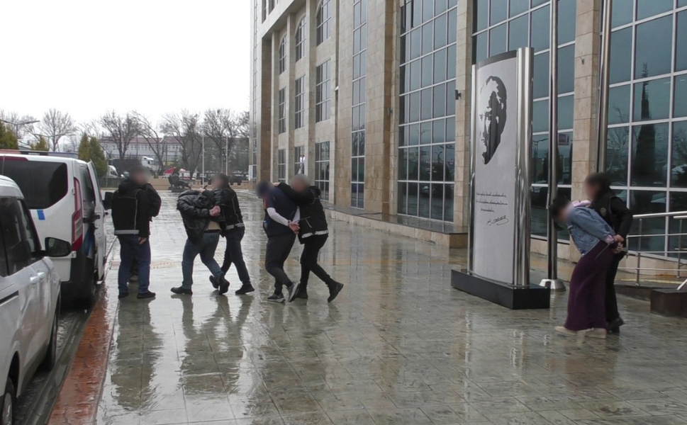 Uşak'ta Yasaklı Madde Operasyonu: 5 Kişi Tutuklandı