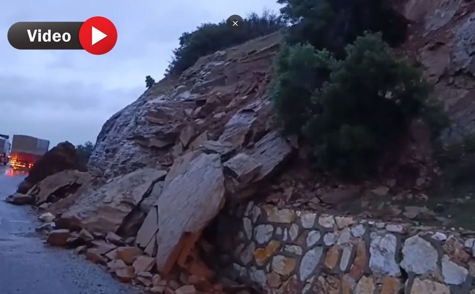 Uşak- İzmir Karayolu’na dev bir kaya yuvarlandı