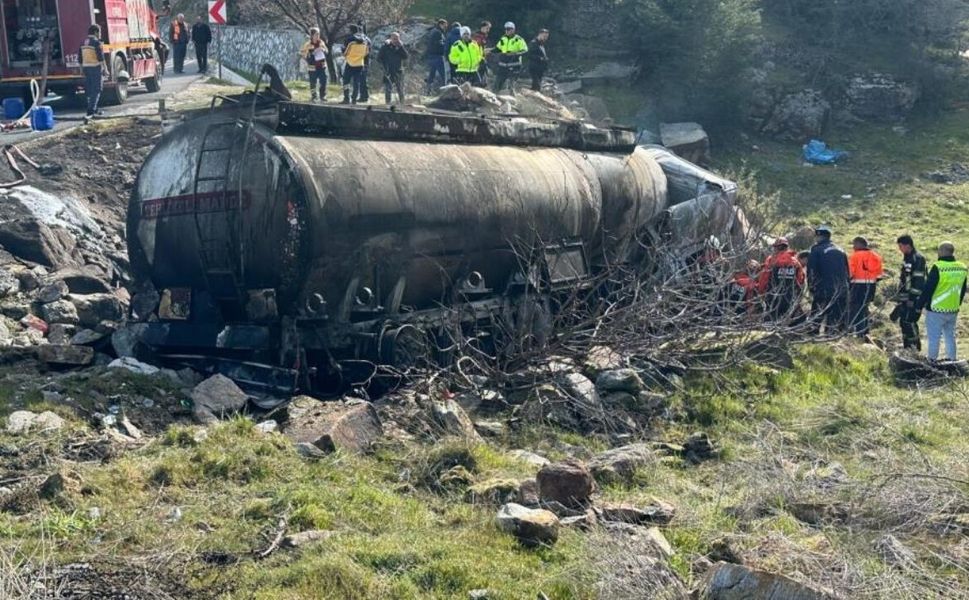 Uşak'ta Mazot Yüklü Akaryakıt Tankerinde Çıkan Yangında Sürücü Hayatını Kaybetti