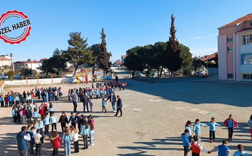 Eşme'deki okullarda başarılı deprem tahliyesi