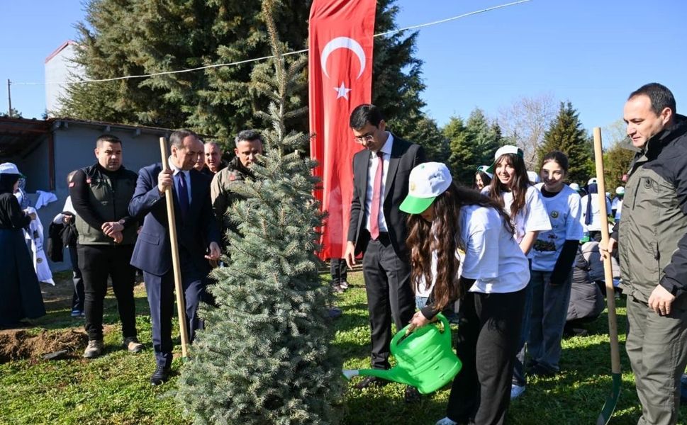Uşak Valisi Serdar Kartal kız öğrencilerle fidan dikti