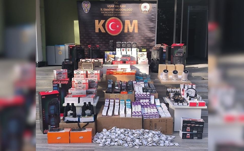 Uşak polisi 667 parça kaçak teknolojik ürün yakaladı