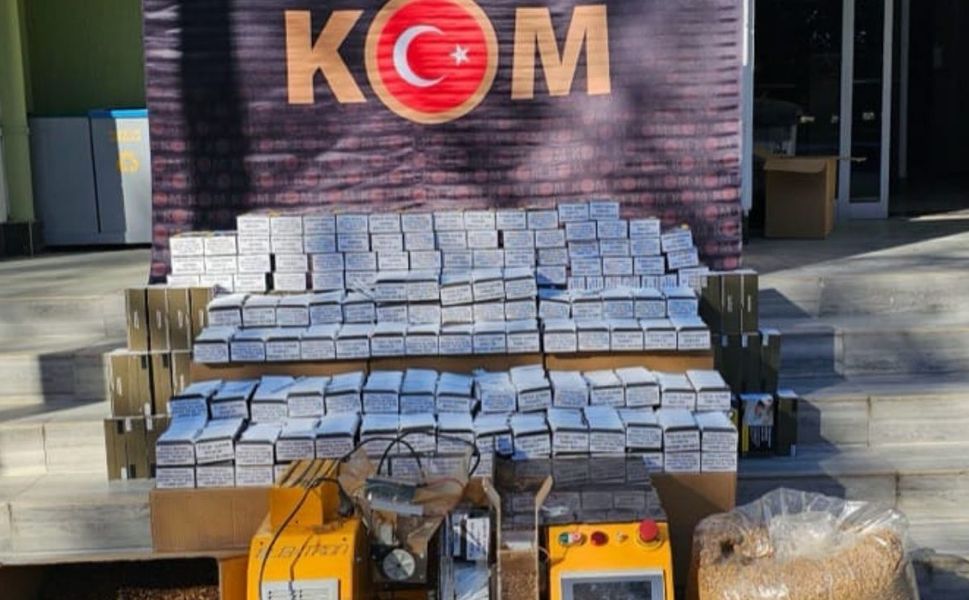 Uşak polisi çok sayıda kaçak tütün ve makaron yakaladı