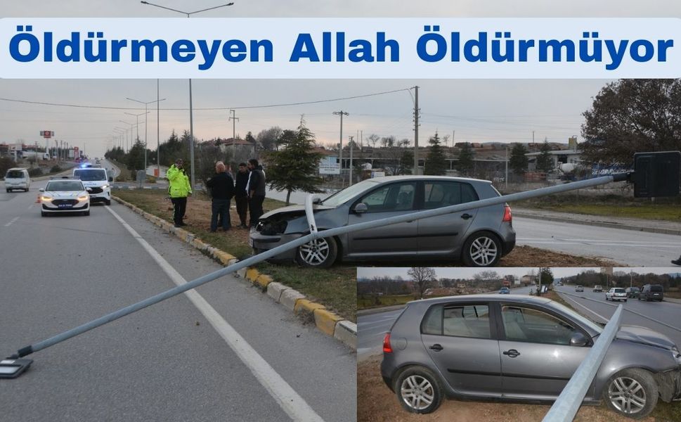 Uşak-Banaz yolunda otomobil elektrik direğine çarptı