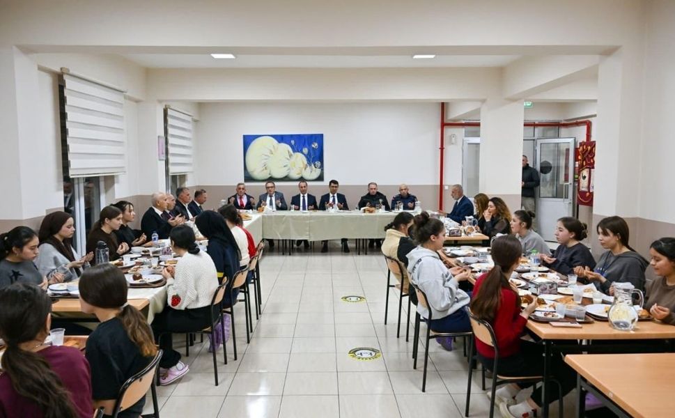 Uşak Valisi Kartal öğrenci pansiyonunda iftarını açtı