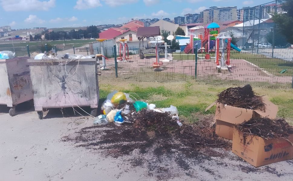 Uşak’ta Çöpler Günlerdir Toplanmıyor, Tepkiler Büyüyor