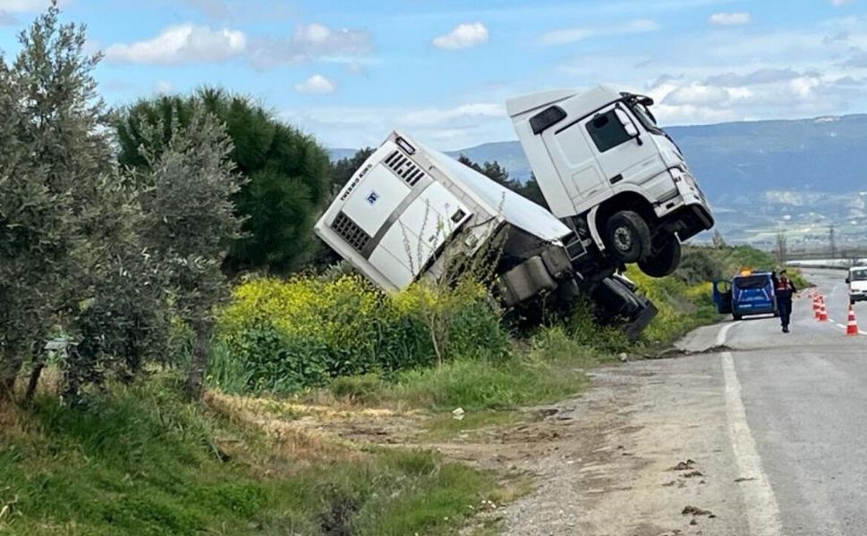 Denizli-Manisa Karayolunda Tır Bağa Girdi