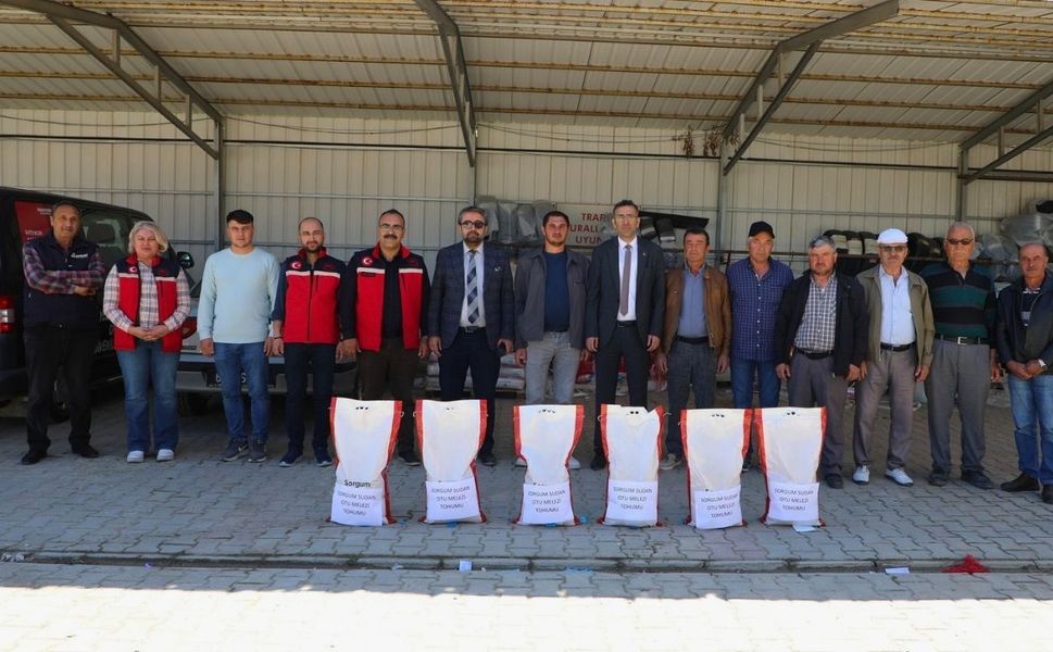 Uşak Üreticisine 512 Çuval Sorgum Sudan Otu Dağıtıldı