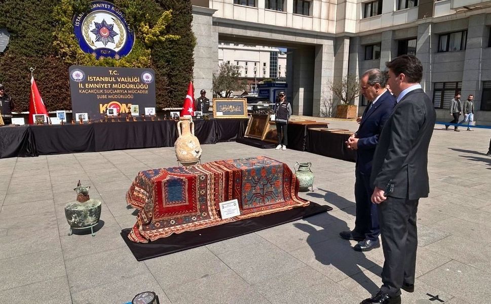 El Dokuması Tarihi Uşak Halısı Ele Geçirildi