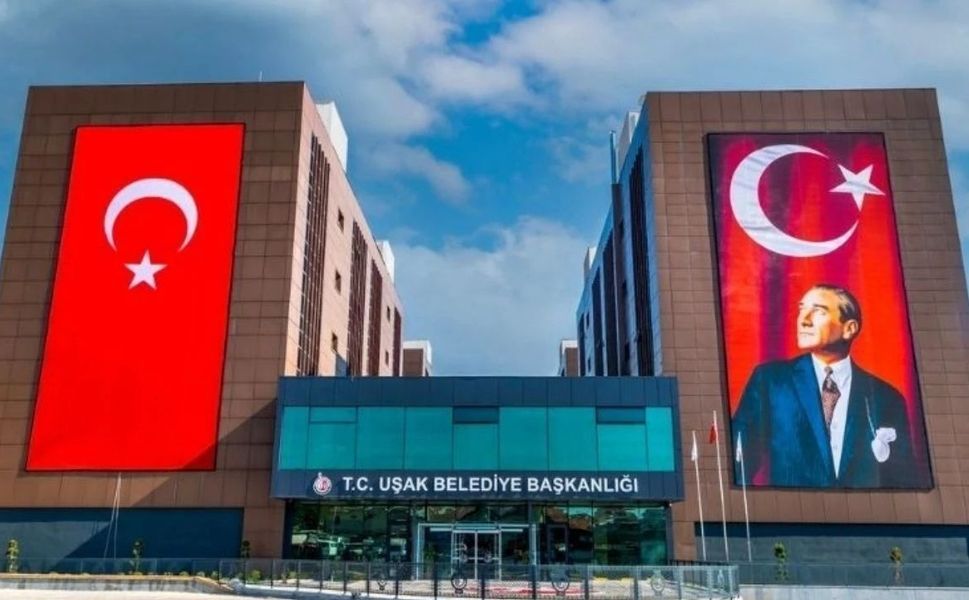 Uşak Belediyesi’nde Taşlar Yerinden Oynadı