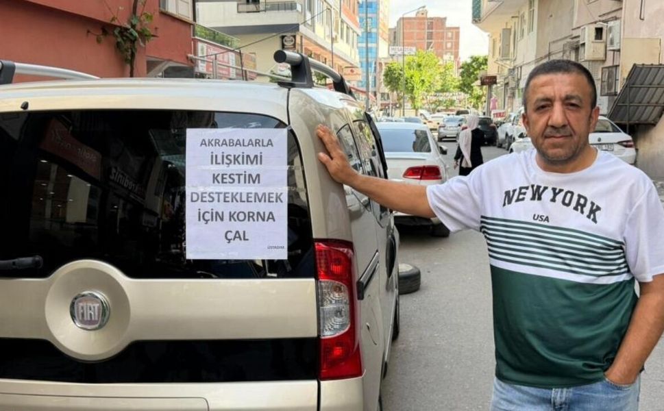 Akrabaları Sildi, Destek İçin Korna İstedi