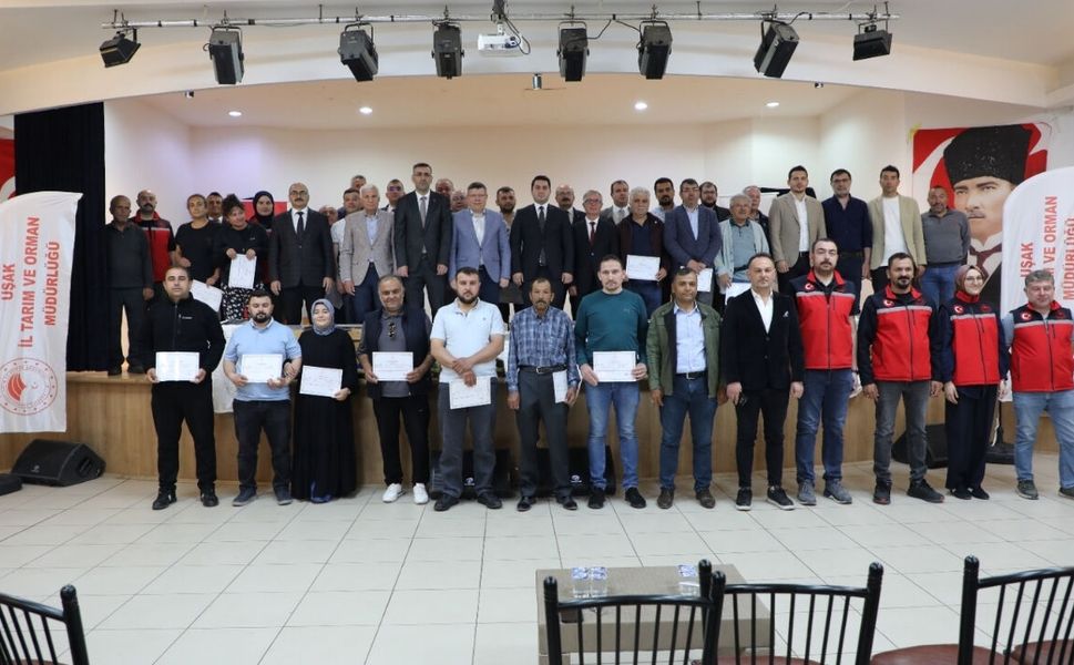Karahallı’da Genç Üreticilere 100 Adet Kovan Dağıtıldı