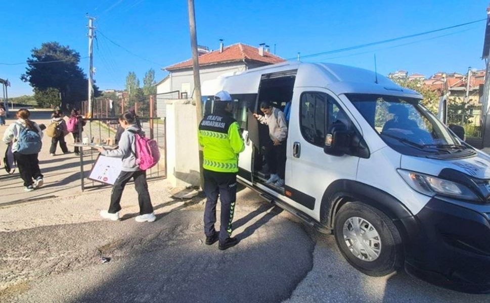 Uşak Jandarmasından Okul Servis Araçlarına Sıkı denetim