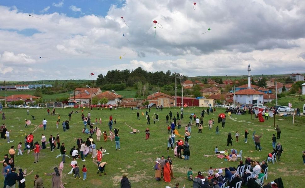 Kabaklar köyünde gök uçurtmalarla yer çocuklarla şenlendi