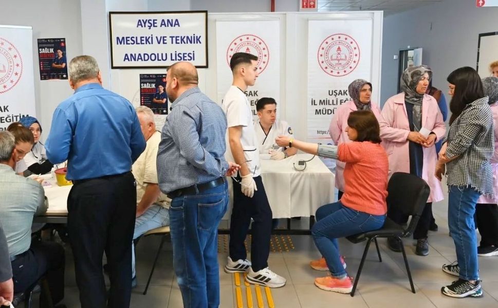 Uşak’ın Marifetli Öğrencileri Vatandaşa yardımcı Oldu
