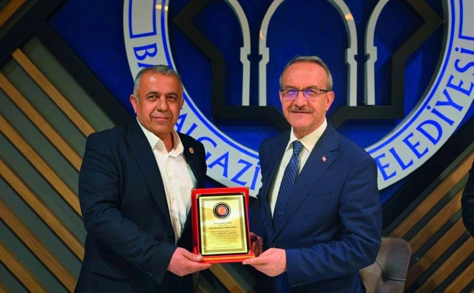 Uşak eski Valisine “Asrın Valisi” Ödülü
