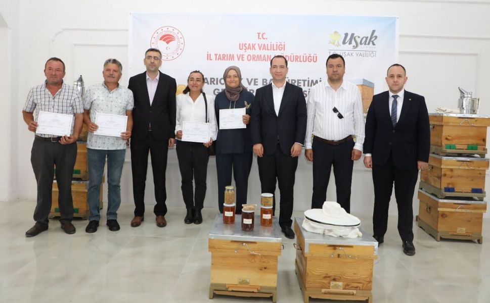 Ulubey’de 18 Üreticiye Kovan ve Ekipman Teslimi Yapıldı