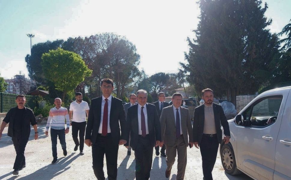 Vali Kartal Uşak Millet Bahçesinde incelemelerde bulundu