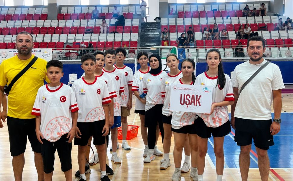 Uşaklı Öğrencilerden Badminton Fırtınası: Kız Takımımız Yarı Finalde!