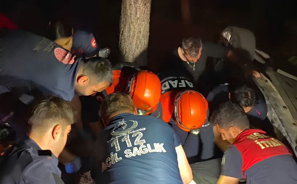 Uşak'ta Takla Atan Araçta Can Pazarı! Ekipler Zamanla Yarıştı