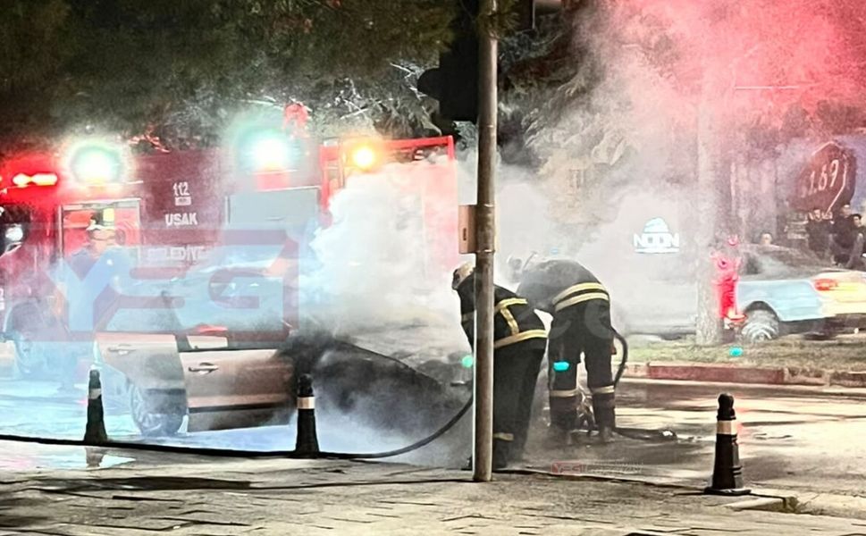 Uşak'ta Gece Yarısı Araç Yangını! Işıklarda Alevler Yükseldi