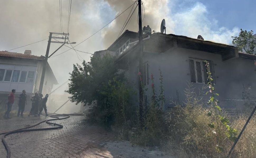 Uşak'ta tek katlı evde çıkan yangın söndürüldü