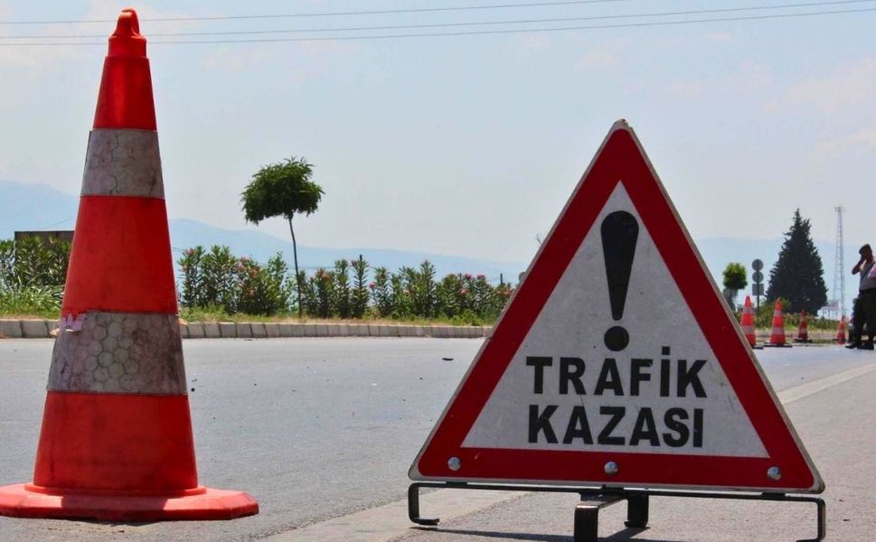 Uşak’ta midibüs otomobil ve motosiklet çarpıştı