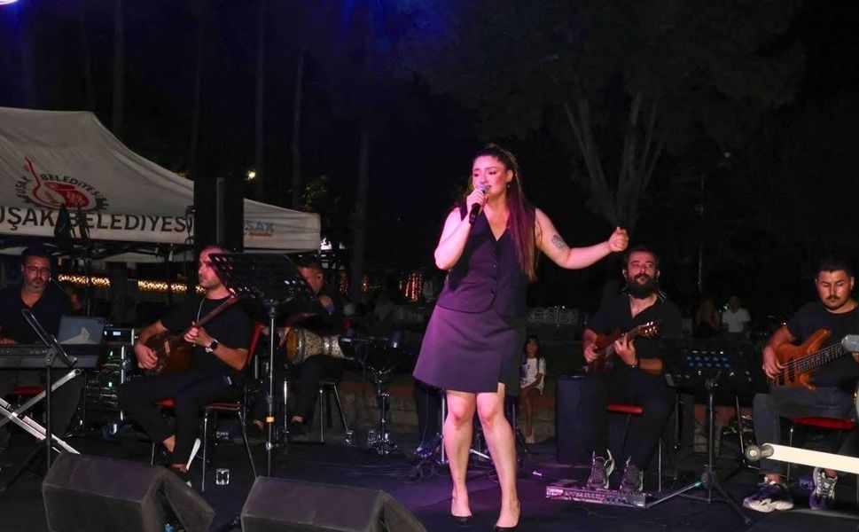 Uşak'ta Atapark Şarkıları'nda Gamze Kucak Rüzgarı Serinletti