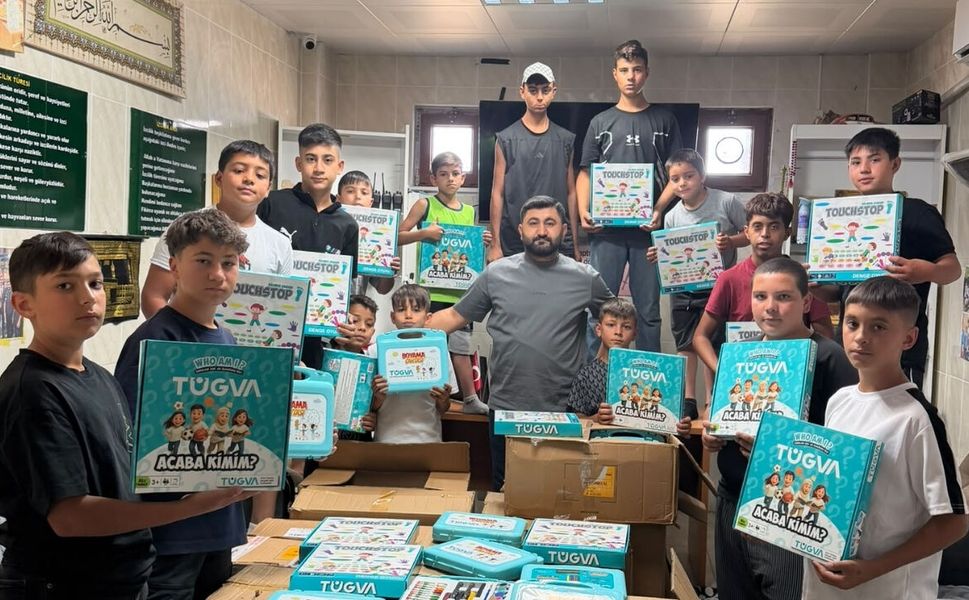 İstanbul’dan Uşaklı Çocuklara Kolilerce Oyuncak Hediyesi