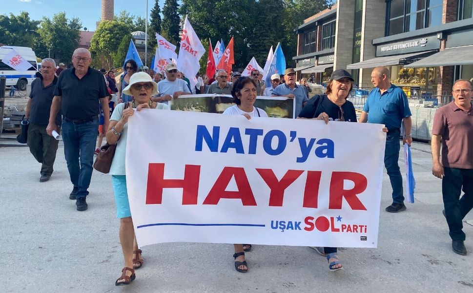 Uşak'ta Sol Parti Üyeleri NATO Zirvesi'ni Protesto Etti