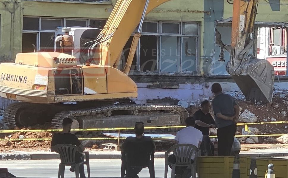 Uşak’ta Başakcıoğlu Apartmanı Yıkılıyor