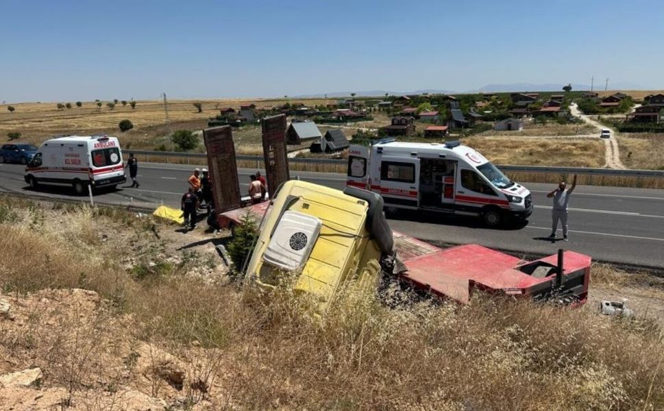 Uşak'ta Kontrolden Çıkan tır Şarampole Devrildi: 1'i ağır 3 yaralı