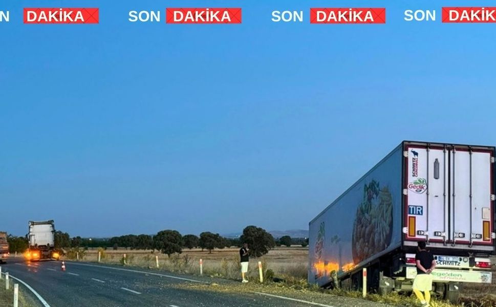 Uşak’ta ilginç kaza: Tır bir yana dorsesi bir yana