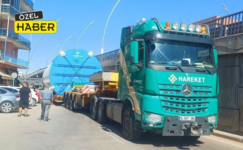 150 Tonluk Dev Tır Uşak Dörtyol Kavşağını santim santim geçti
