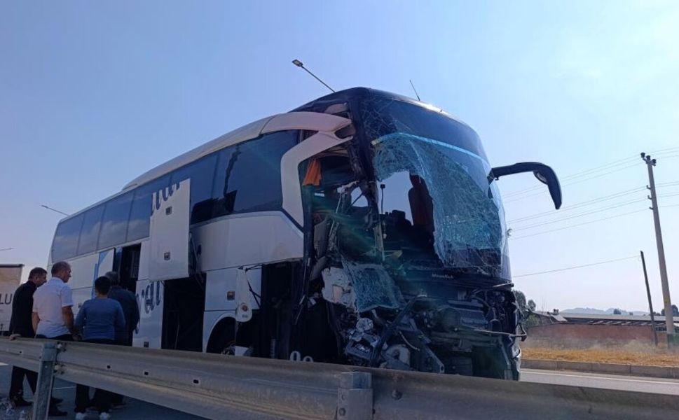 Yolcu Otobüsünün Kamyonete Çarptığı Kazada 1 Kişi Öldü, 15 Kişi Yaralandı