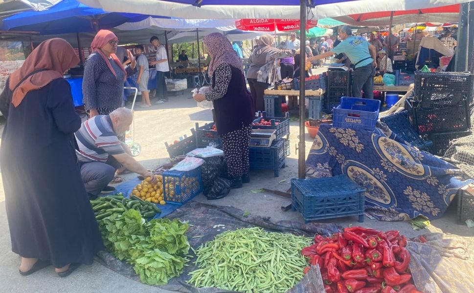 Uşak Salı Pazarı'nda Fiyat Şoku! Domates 20 TL, Bamya 200 TL
