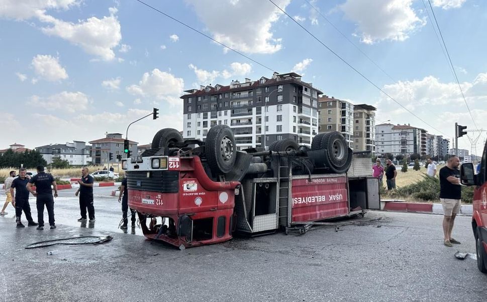Uşak’ta İlginç Kaza; Kamyon İtfaiye Aracını Ters Getirdi