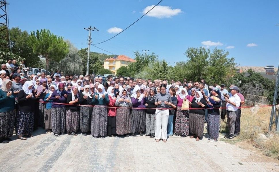 Uşak’ın Karahallı ilçesini dört ilçeye bağlayan yol asfaltla tanıştı
