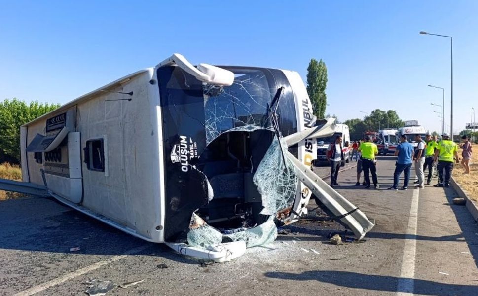 Yolcu Otobüsü Bariyerlere Çarpıp Devrildi: 22 Yaralı