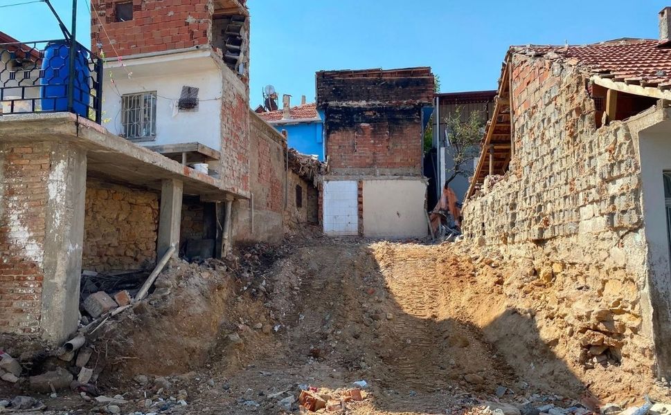 Uşak’ta metruk yapılar bir bir yıkılıyor