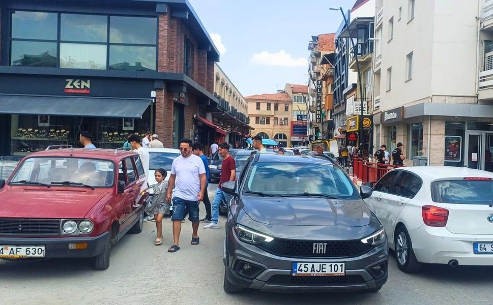 Gelişigüzel Park Edilen Araçlar Uşak Trafiğini Kilitledi